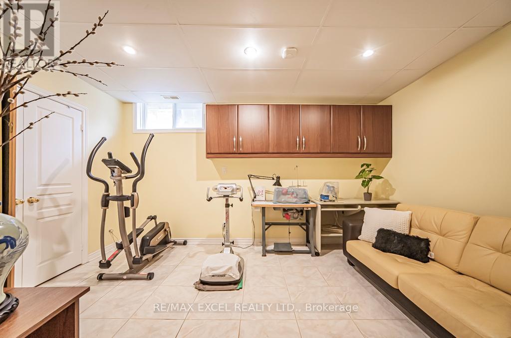 












28 BOND AVENUE

,
Toronto (Banbury-Don Mills),




Ontario
M3B3R8

