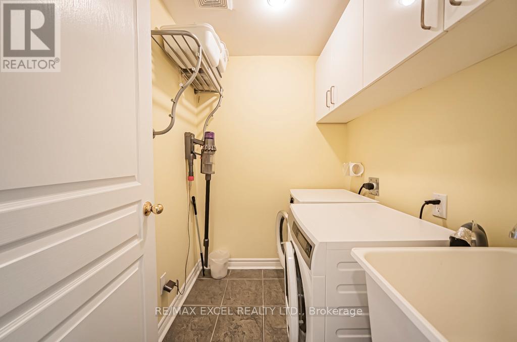 












28 BOND AVENUE

,
Toronto (Banbury-Don Mills),




Ontario
M3B3R8

