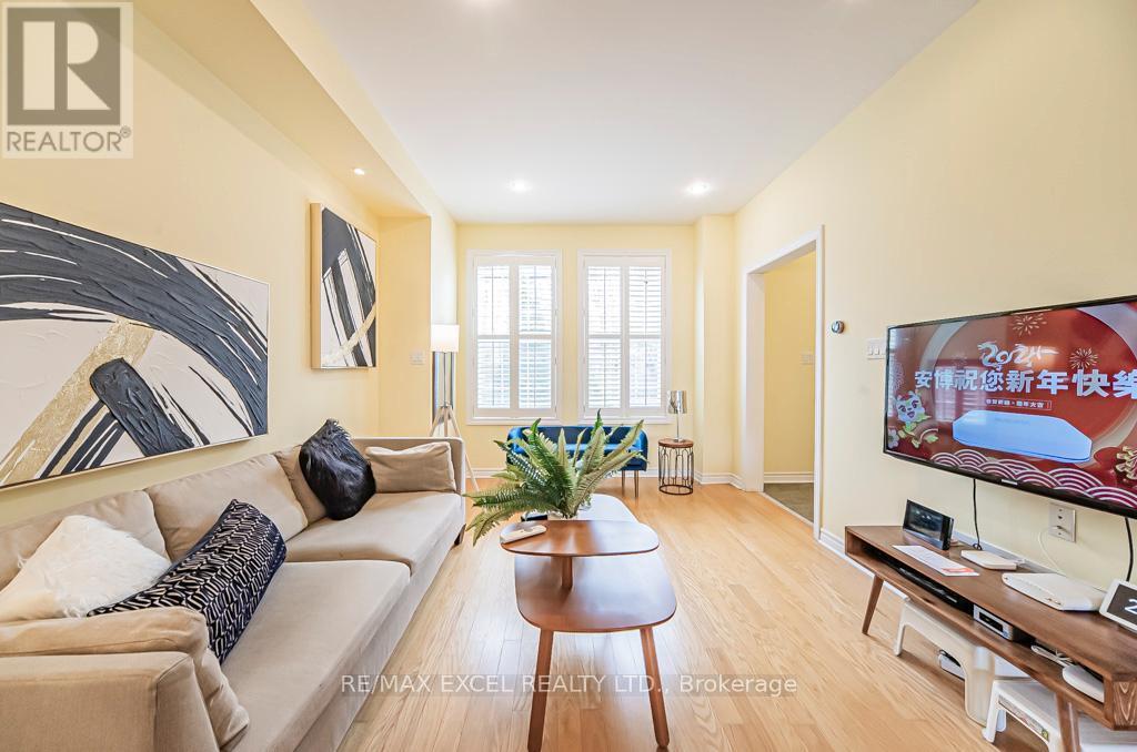 












28 BOND AVENUE

,
Toronto (Banbury-Don Mills),




Ontario
M3B3R8

