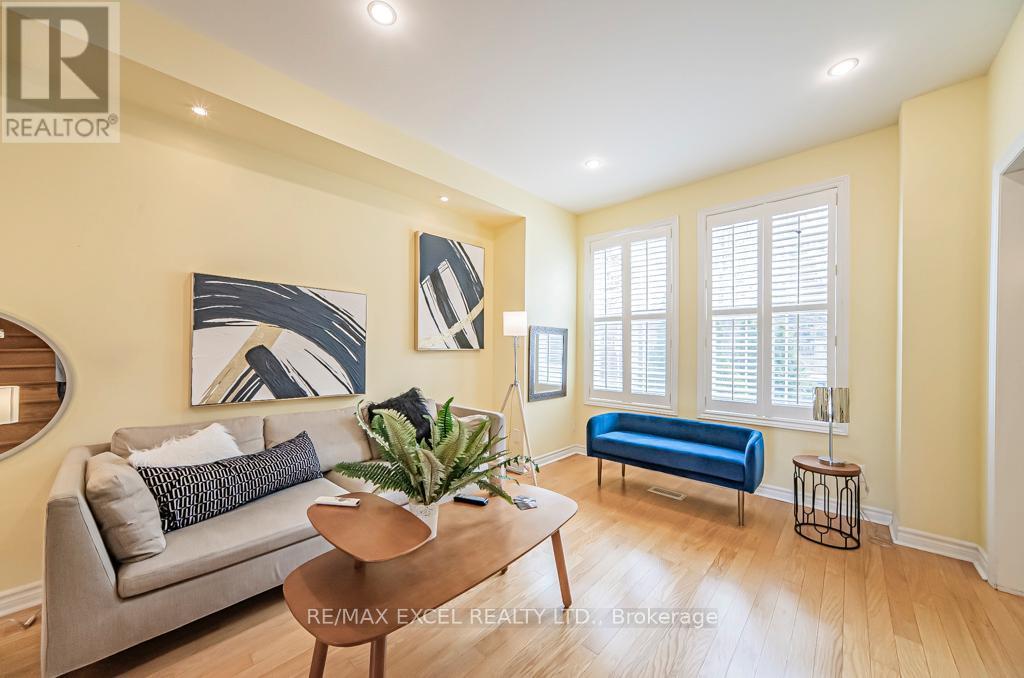 












28 BOND AVENUE

,
Toronto (Banbury-Don Mills),




Ontario
M3B3R8


