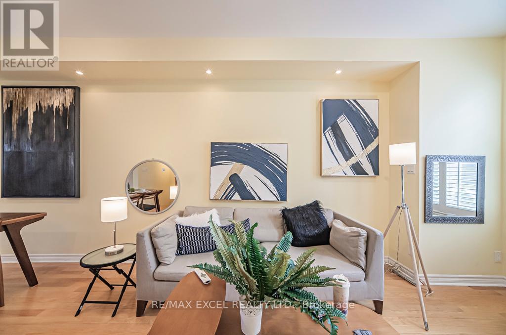 












28 BOND AVENUE

,
Toronto (Banbury-Don Mills),




Ontario
M3B3R8

