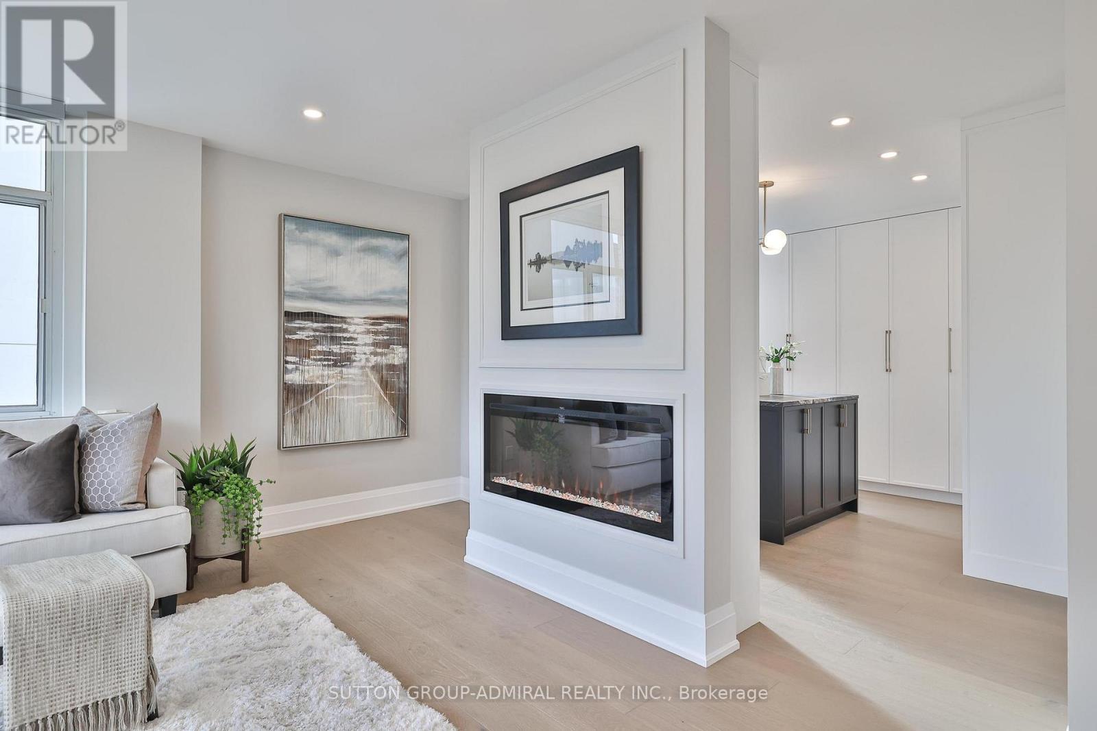 












806 - 500 AVENUE ROAD

,
Toronto (Casa Loma),




Ontario
M4V2J6

