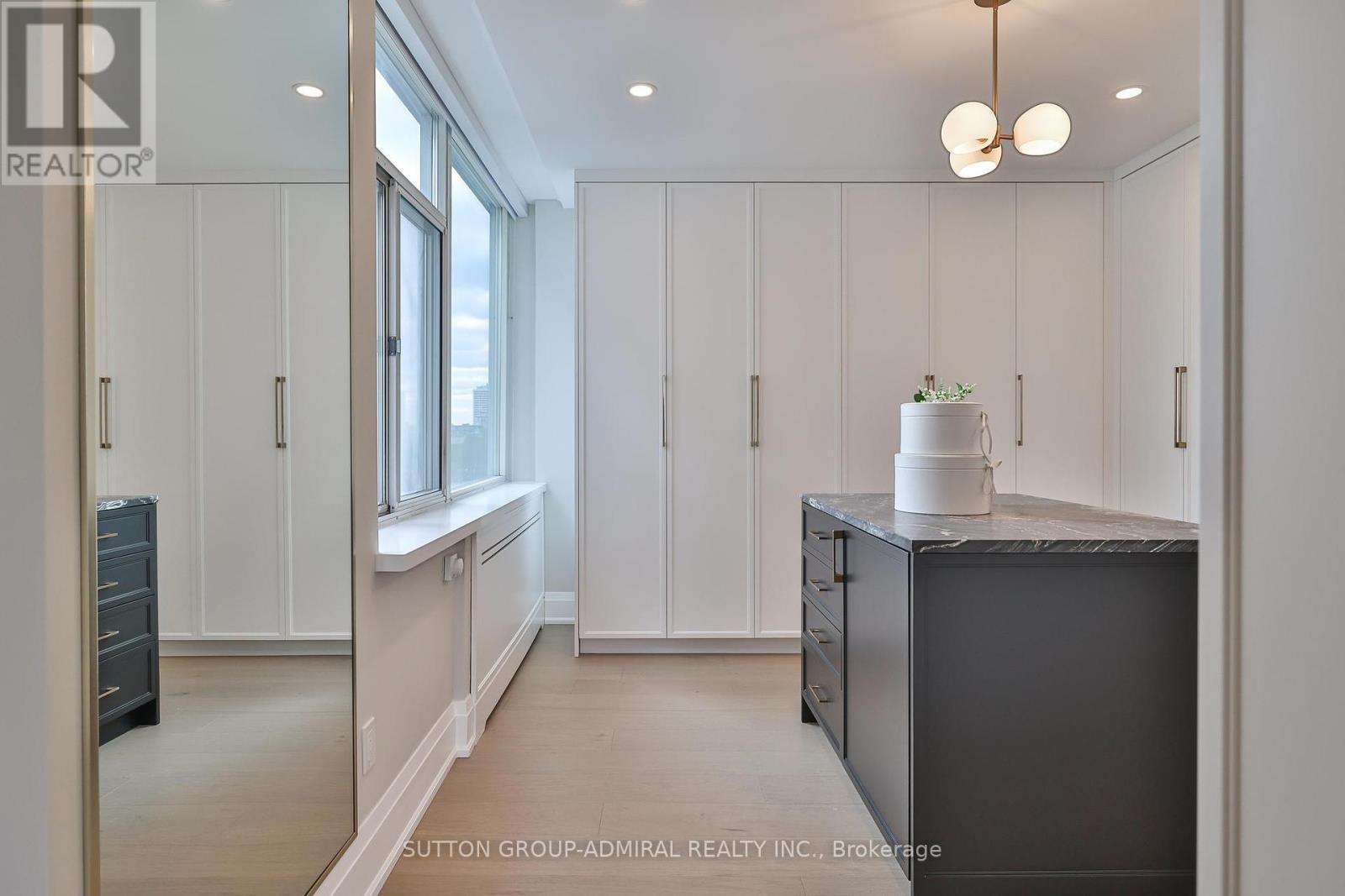 












806 - 500 AVENUE ROAD

,
Toronto (Casa Loma),




Ontario
M4V2J6

