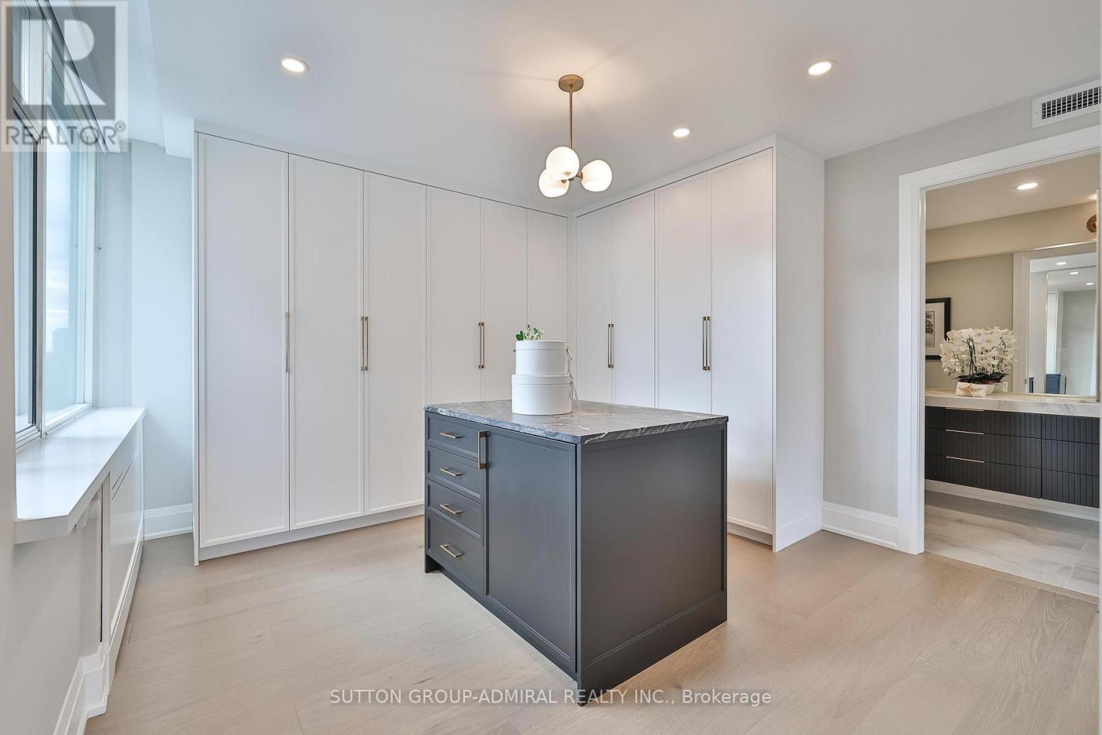 












806 - 500 AVENUE ROAD

,
Toronto (Casa Loma),




Ontario
M4V2J6

