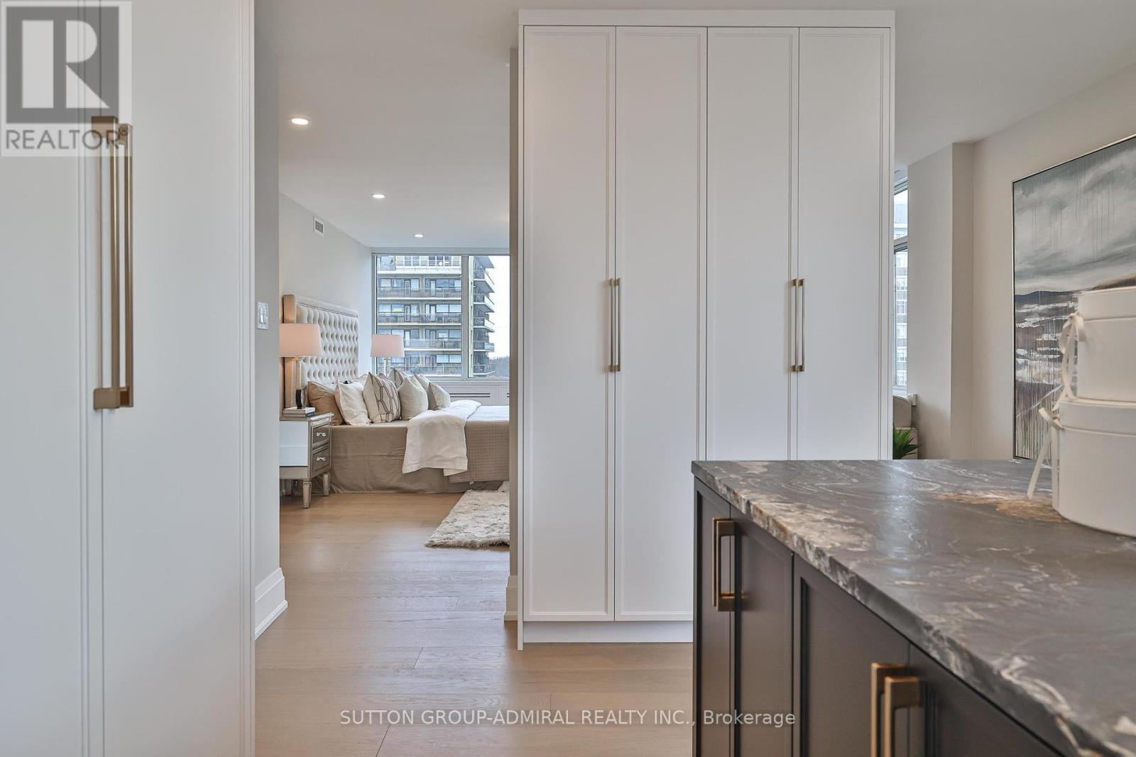 












806 - 500 AVENUE ROAD

,
Toronto (Casa Loma),




Ontario
M4V2J6

