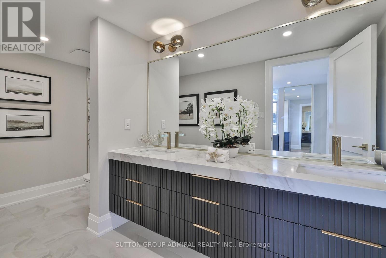 












806 - 500 AVENUE ROAD

,
Toronto (Casa Loma),




Ontario
M4V2J6

