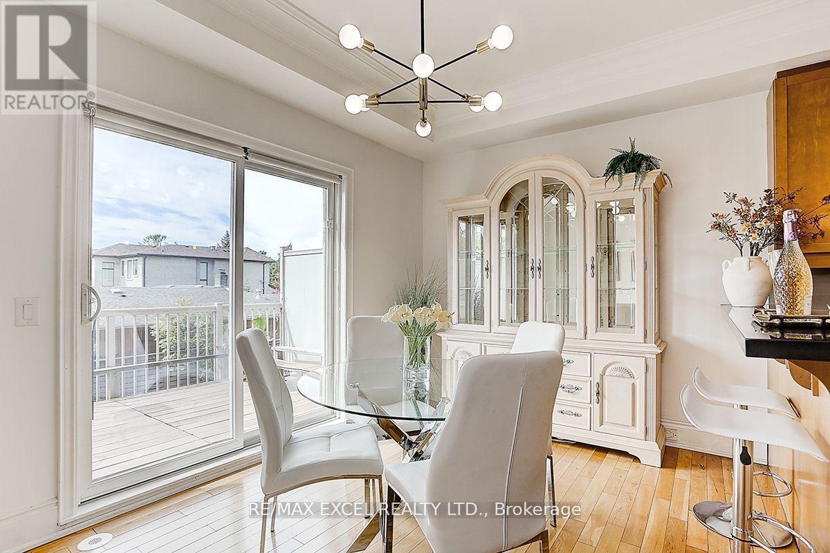 












36 CLAIRTRELL ROAD

,
Toronto (Willowdale East),




Ontario
M2N5J6

