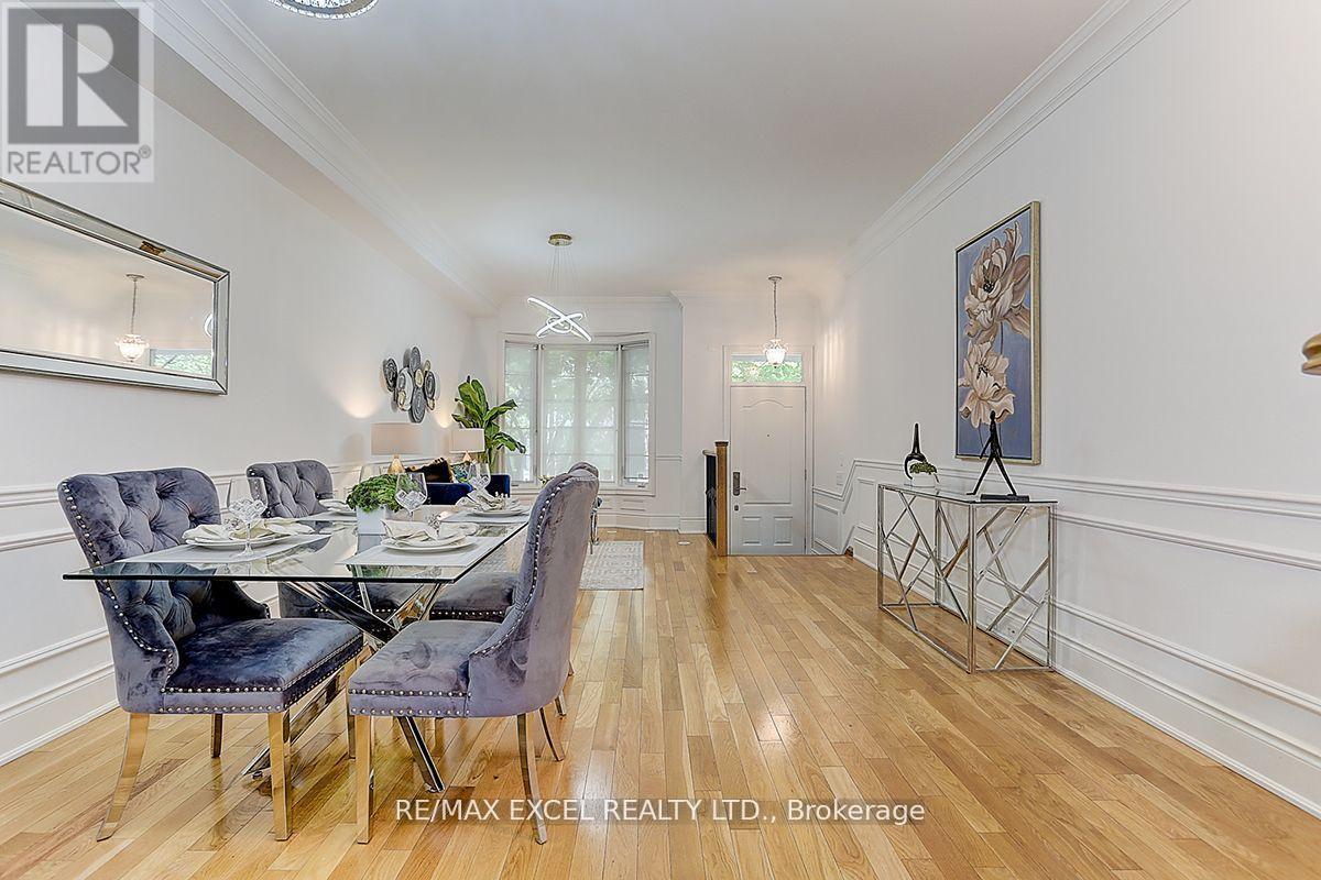 












36 CLAIRTRELL ROAD

,
Toronto (Willowdale East),




Ontario
M2N5J6

