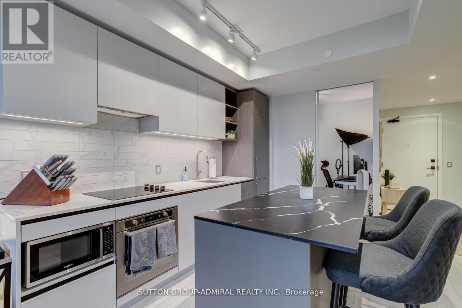 












2112 - 55 MERCER STREET

,
Toronto (Waterfront Communities),




Ontario
M5V3W2

