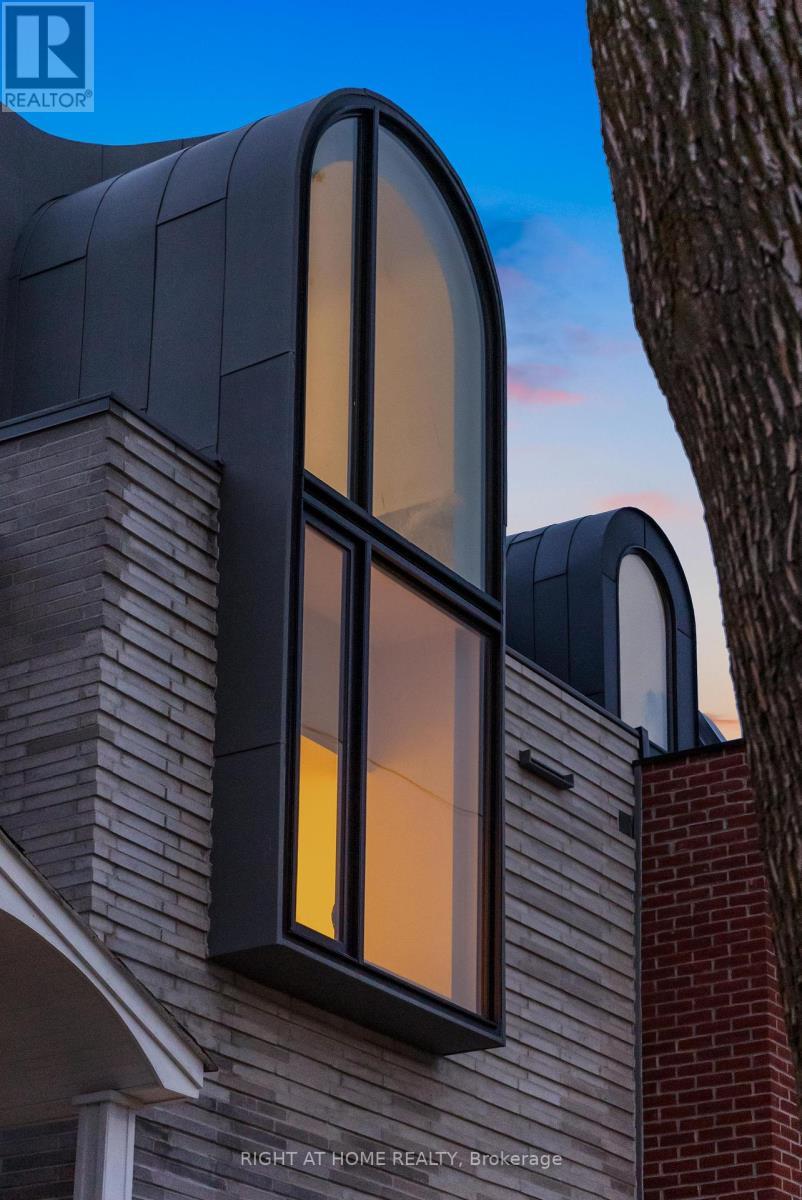 












44 FOXLEY STREET

,
Toronto (Trinity-Bellwoods),




Ontario
M6J1R1

