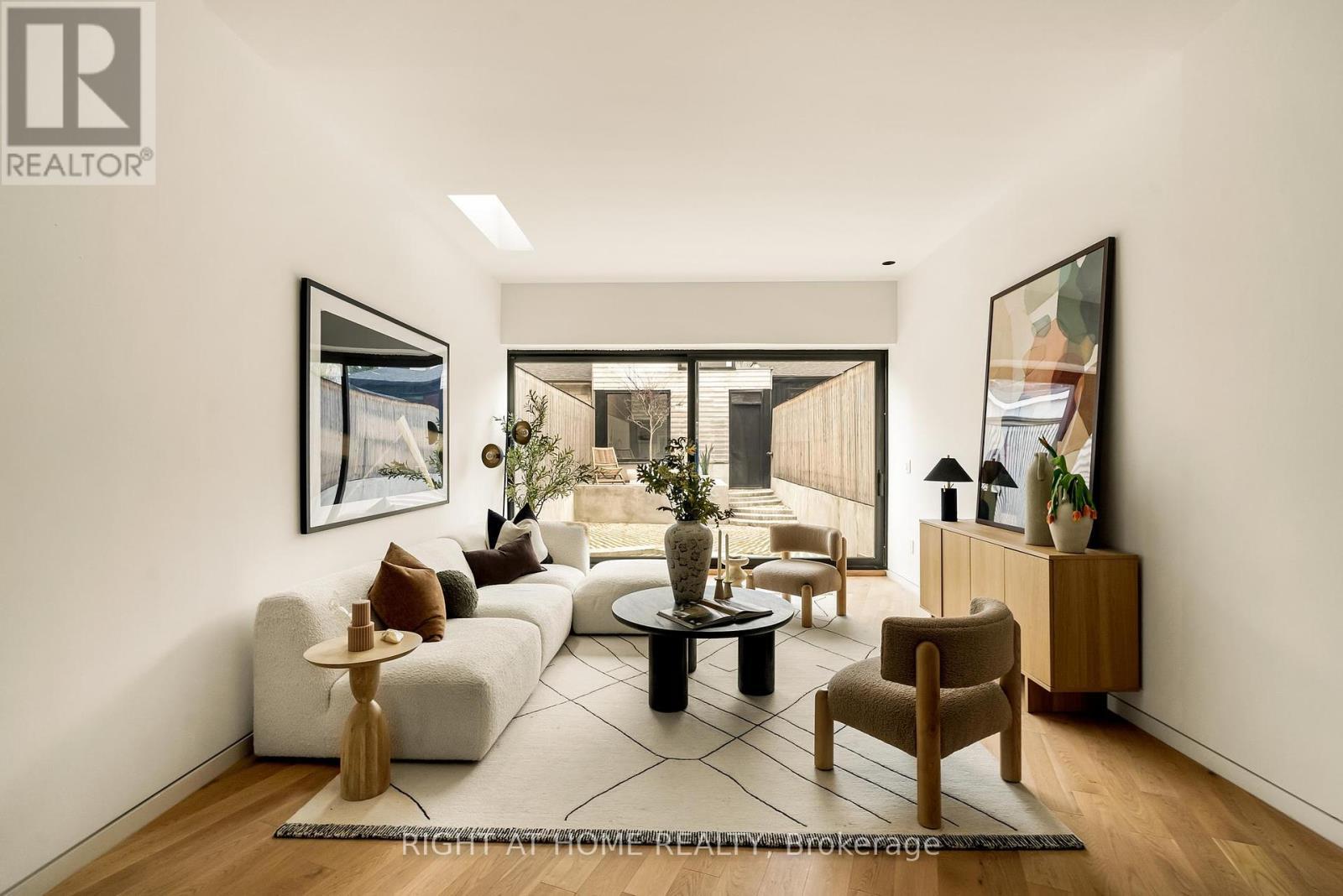 












44 FOXLEY STREET

,
Toronto (Trinity-Bellwoods),




Ontario
M6J1R1

