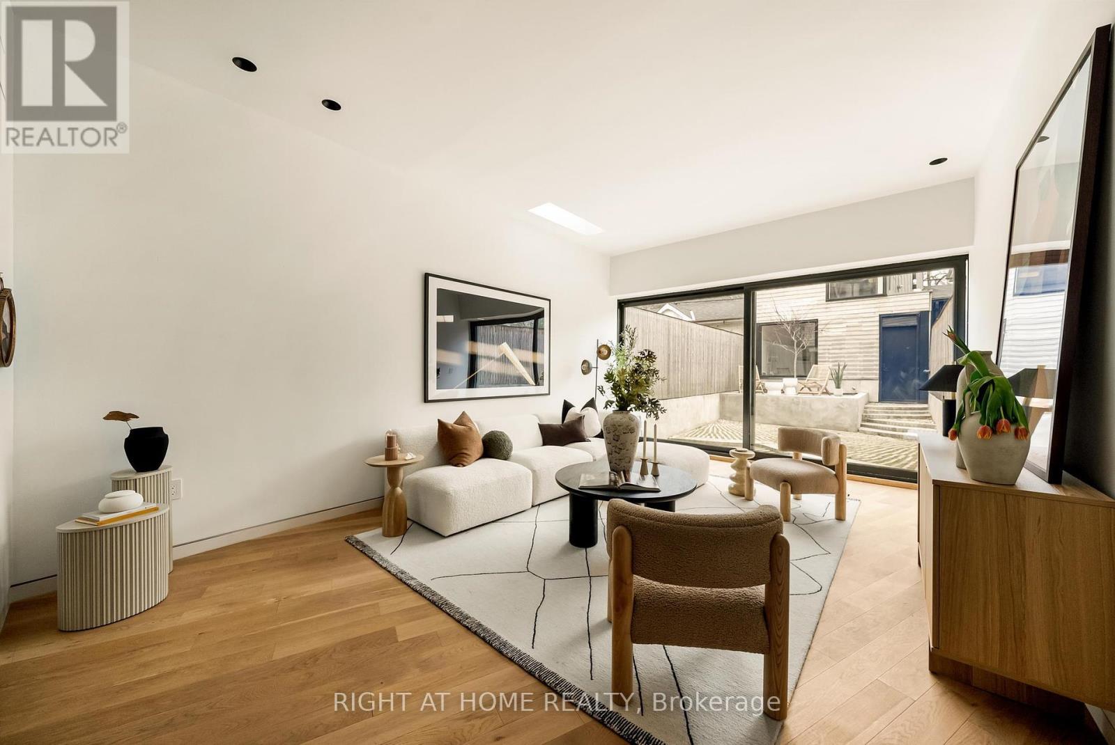 












44 FOXLEY STREET

,
Toronto (Trinity-Bellwoods),




Ontario
M6J1R1

