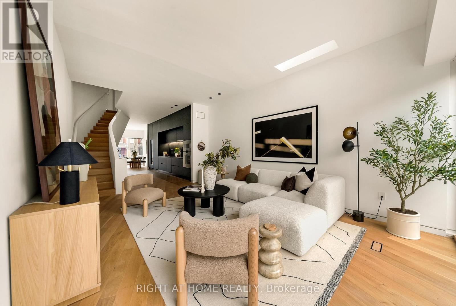 












44 FOXLEY STREET

,
Toronto (Trinity-Bellwoods),




Ontario
M6J1R1

