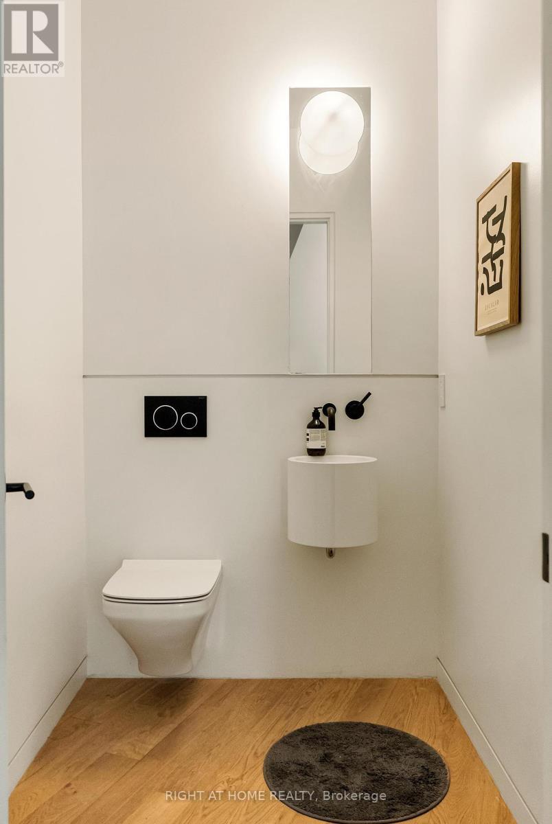 












44 FOXLEY STREET

,
Toronto (Trinity-Bellwoods),




Ontario
M6J1R1

