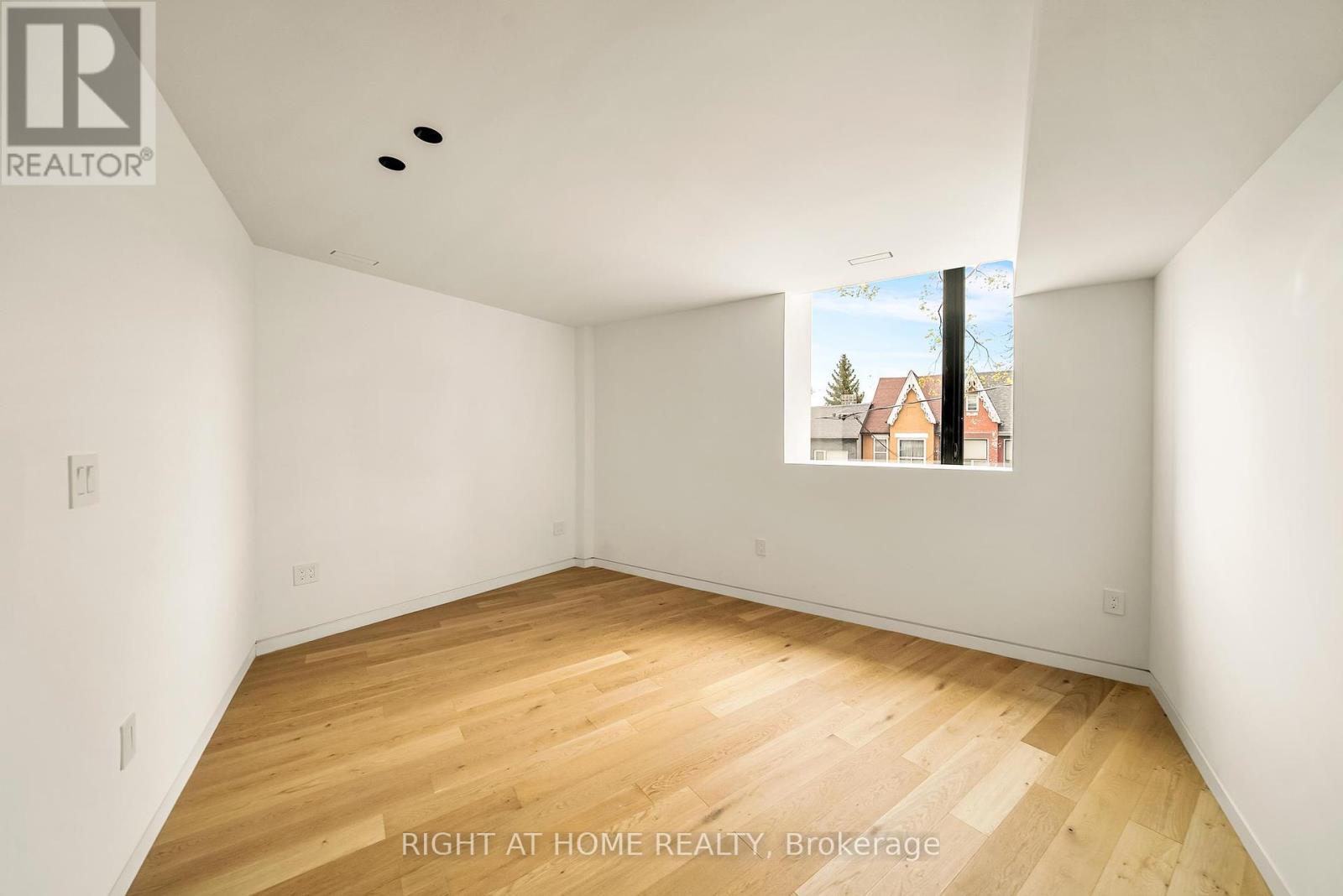 












44 FOXLEY STREET

,
Toronto (Trinity-Bellwoods),




Ontario
M6J1R1

