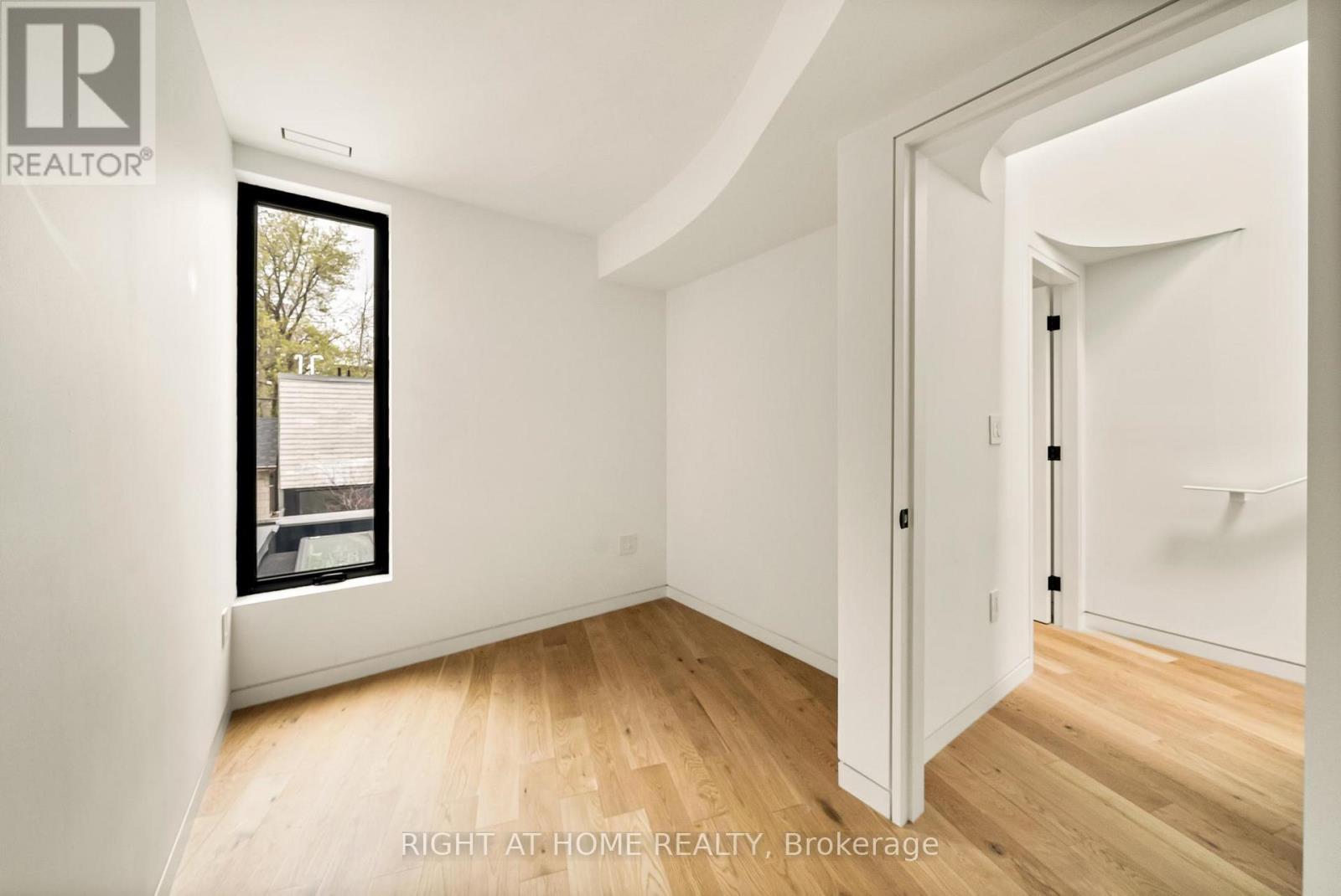 












44 FOXLEY STREET

,
Toronto (Trinity-Bellwoods),




Ontario
M6J1R1

