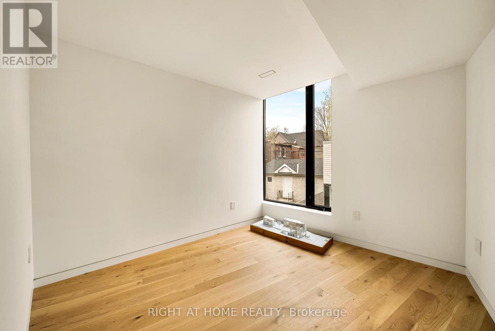 












44 FOXLEY STREET

,
Toronto (Trinity-Bellwoods),




Ontario
M6J1R1

