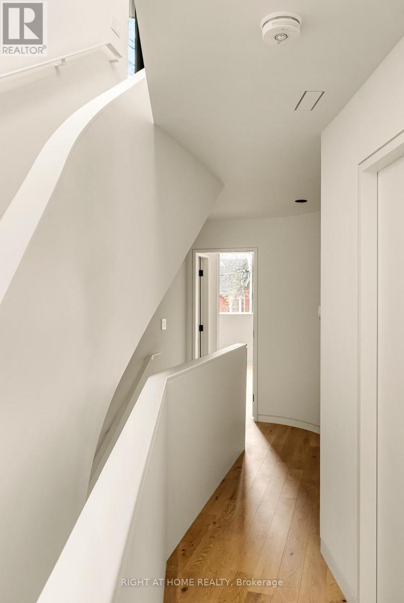












44 FOXLEY STREET

,
Toronto (Trinity-Bellwoods),




Ontario
M6J1R1

