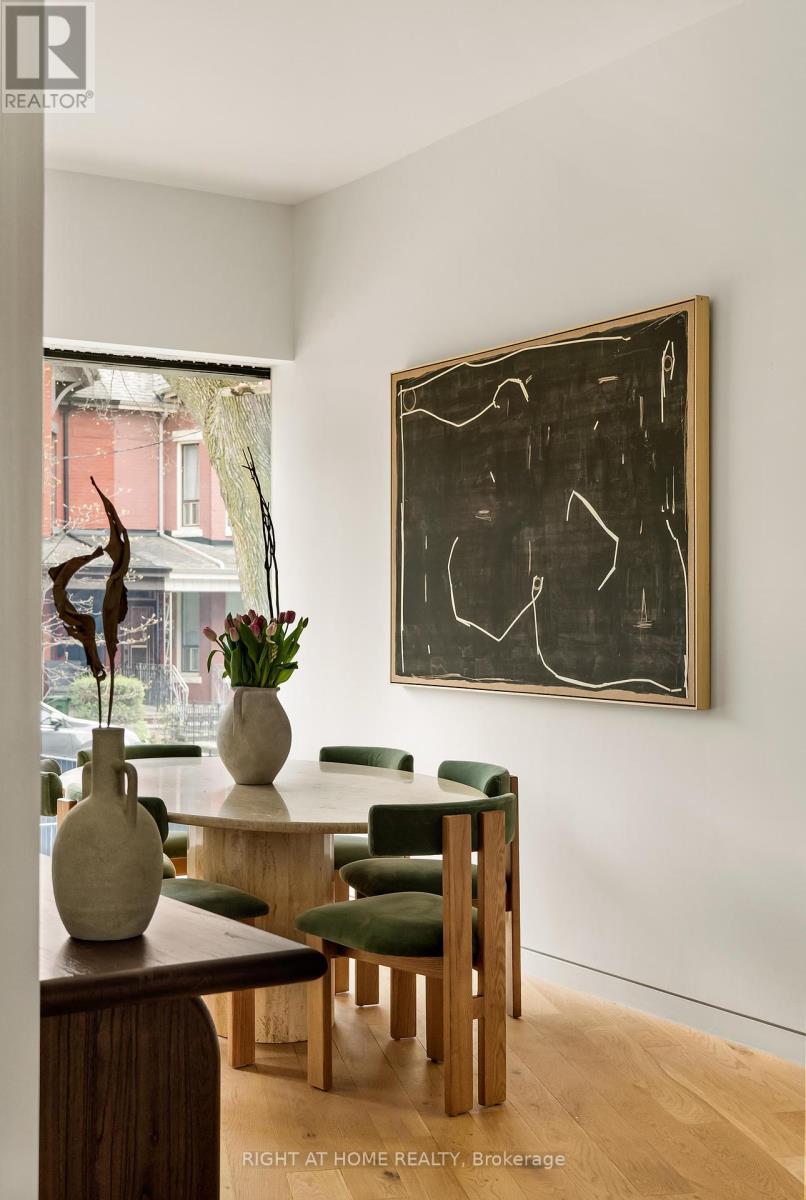 












44 FOXLEY STREET

,
Toronto (Trinity-Bellwoods),




Ontario
M6J1R1

