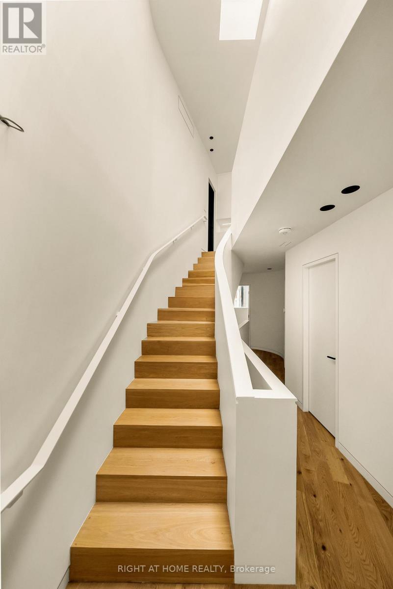 












44 FOXLEY STREET

,
Toronto (Trinity-Bellwoods),




Ontario
M6J1R1


