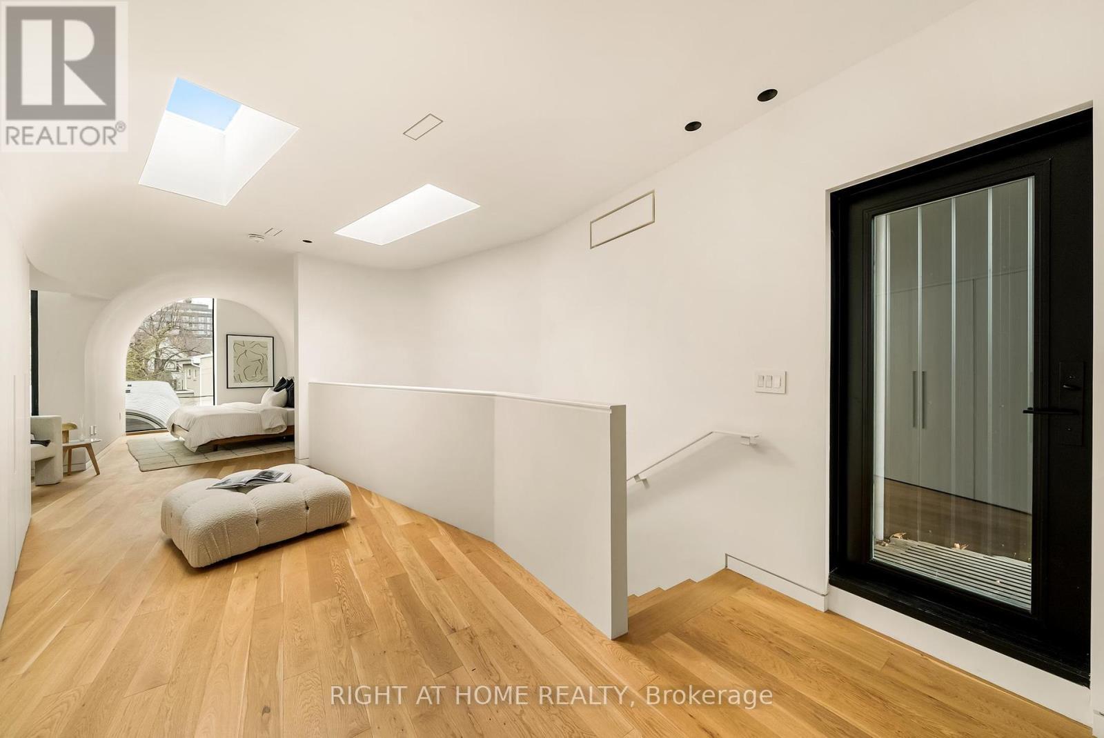 












44 FOXLEY STREET

,
Toronto (Trinity-Bellwoods),




Ontario
M6J1R1


