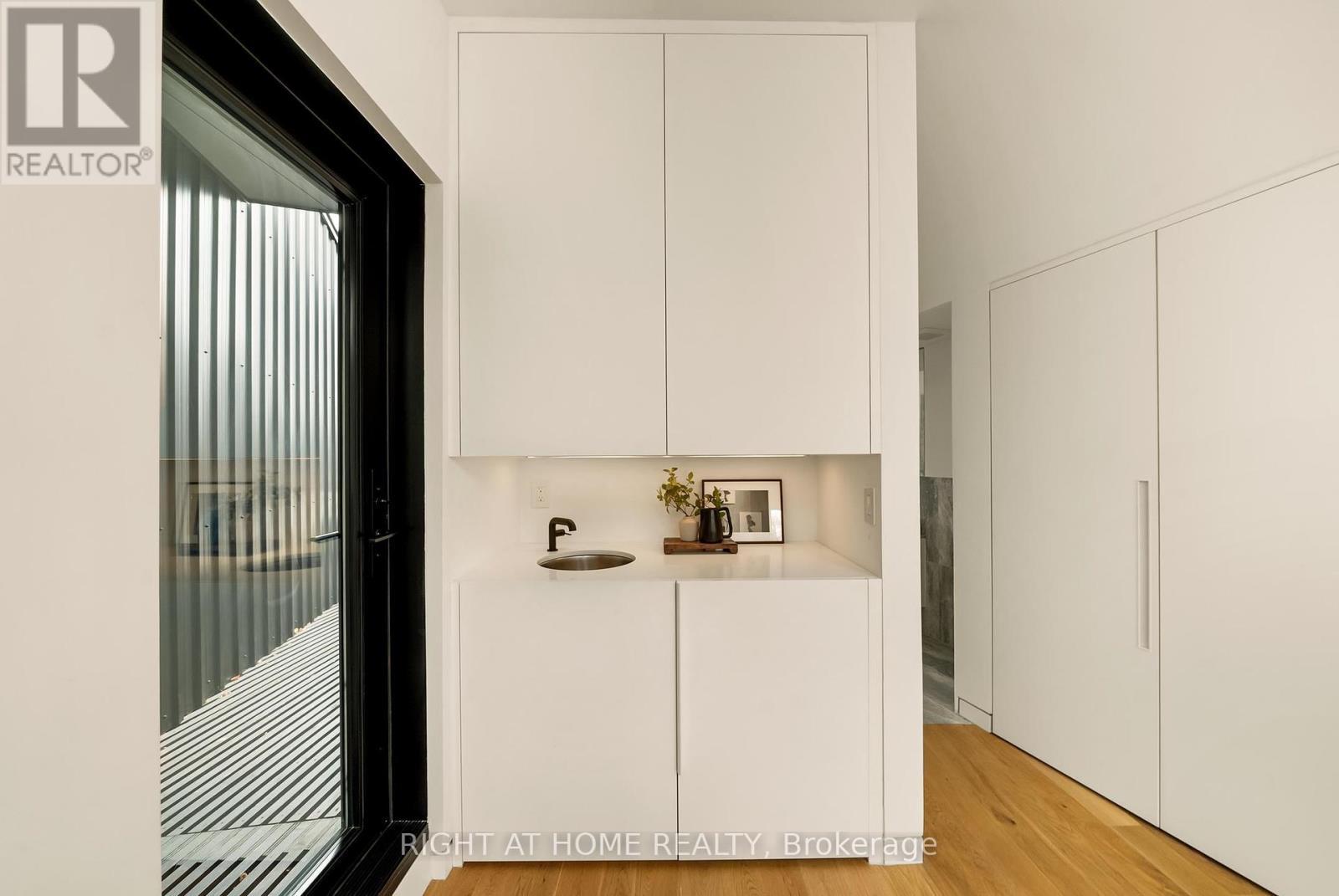 












44 FOXLEY STREET

,
Toronto (Trinity-Bellwoods),




Ontario
M6J1R1

