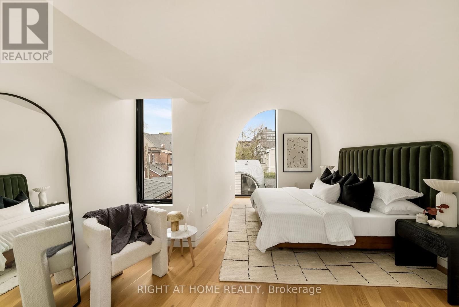 












44 FOXLEY STREET

,
Toronto (Trinity-Bellwoods),




Ontario
M6J1R1

