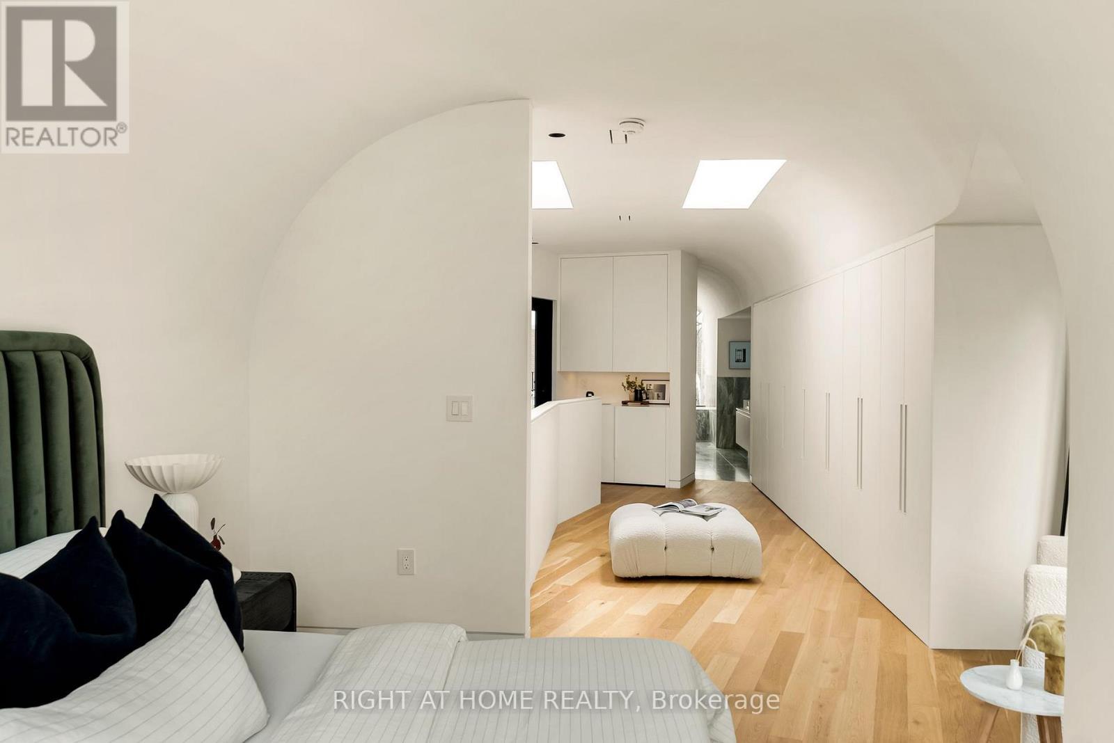 












44 FOXLEY STREET

,
Toronto (Trinity-Bellwoods),




Ontario
M6J1R1

