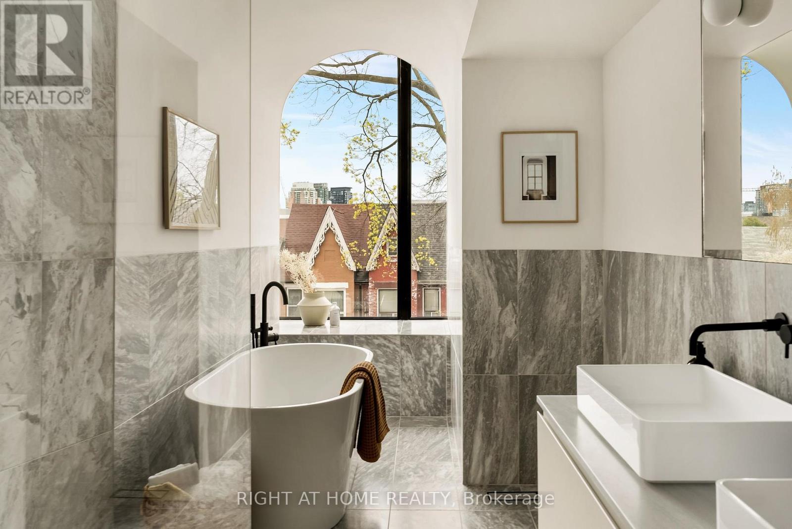












44 FOXLEY STREET

,
Toronto (Trinity-Bellwoods),




Ontario
M6J1R1

