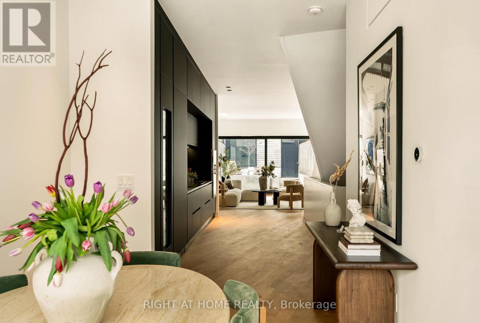 












44 FOXLEY STREET

,
Toronto (Trinity-Bellwoods),




Ontario
M6J1R1

