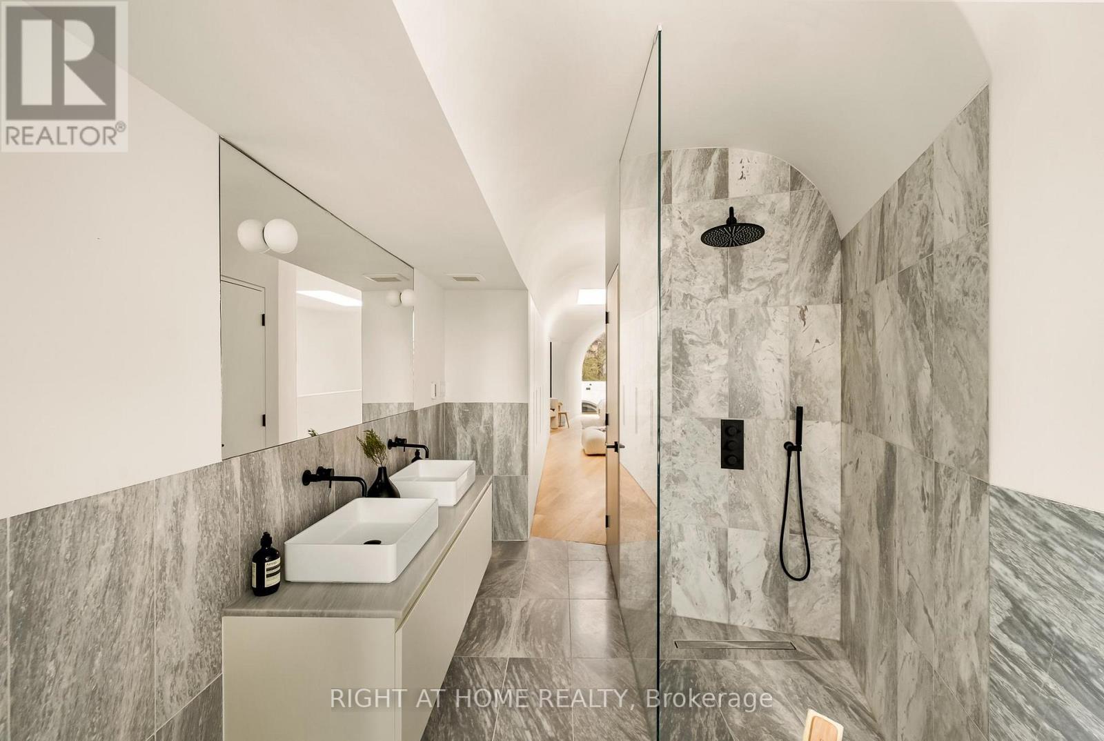 












44 FOXLEY STREET

,
Toronto (Trinity-Bellwoods),




Ontario
M6J1R1

