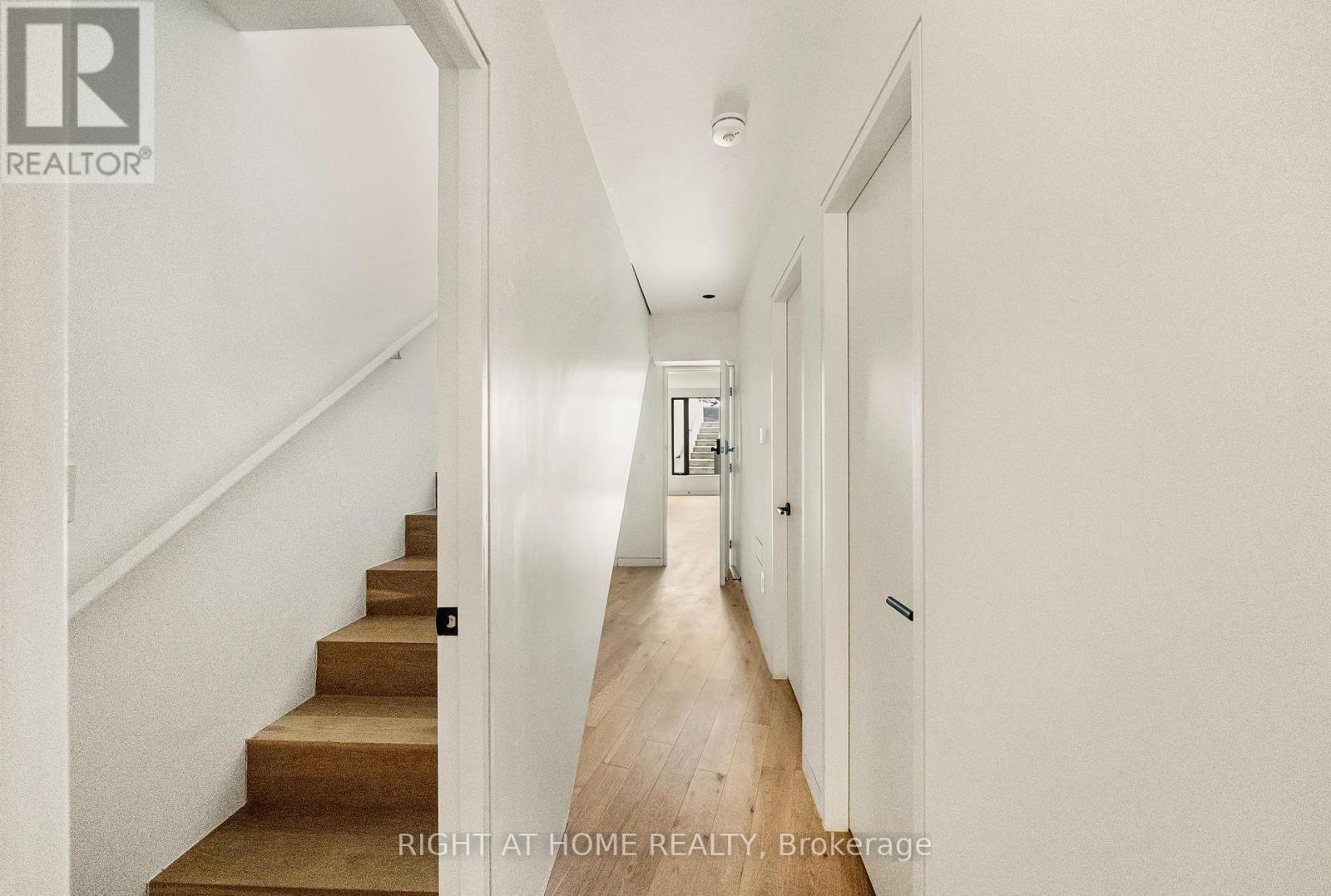 












44 FOXLEY STREET

,
Toronto (Trinity-Bellwoods),




Ontario
M6J1R1

