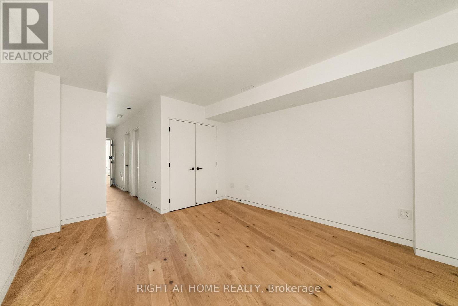 












44 FOXLEY STREET

,
Toronto (Trinity-Bellwoods),




Ontario
M6J1R1

