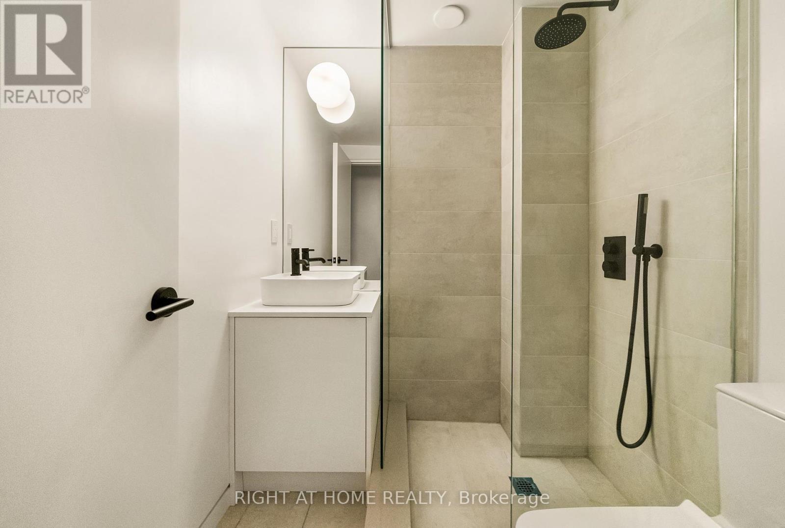 












44 FOXLEY STREET

,
Toronto (Trinity-Bellwoods),




Ontario
M6J1R1

