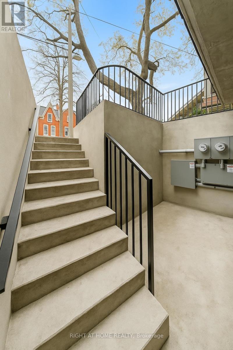 












44 FOXLEY STREET

,
Toronto (Trinity-Bellwoods),




Ontario
M6J1R1

