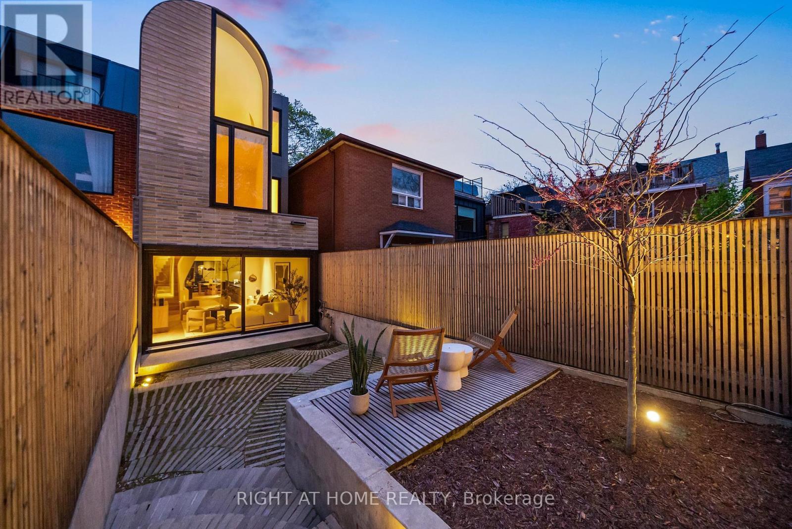 












44 FOXLEY STREET

,
Toronto (Trinity-Bellwoods),




Ontario
M6J1R1

