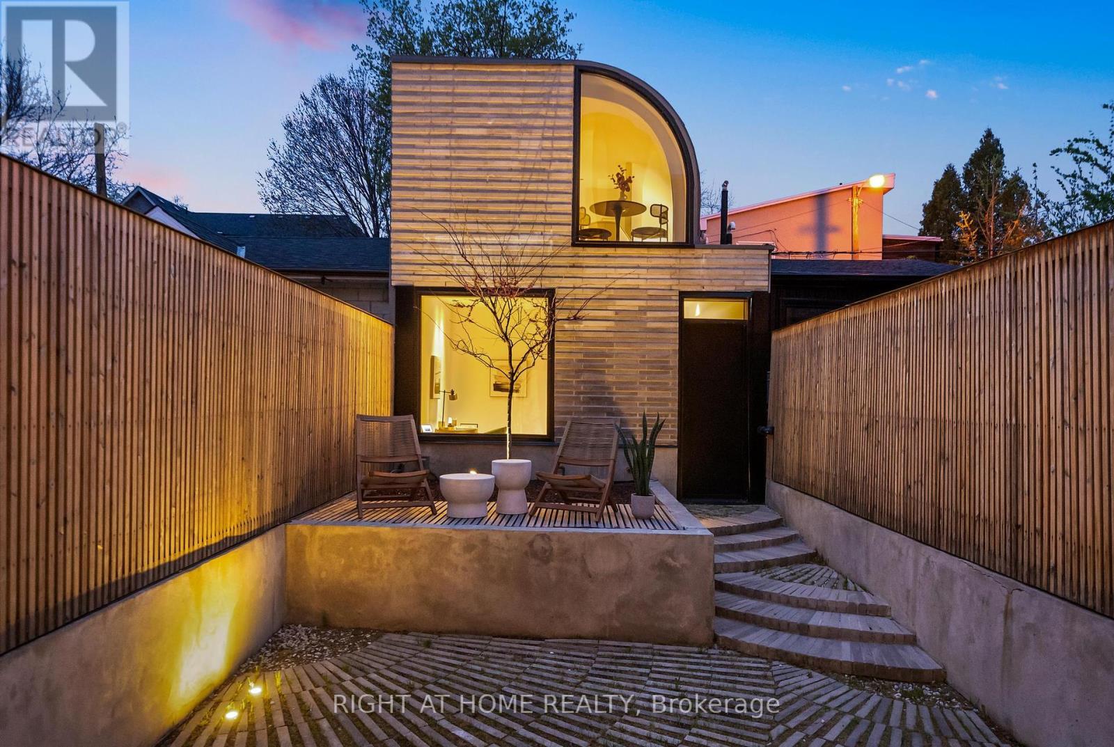 












44 FOXLEY STREET

,
Toronto (Trinity-Bellwoods),




Ontario
M6J1R1

