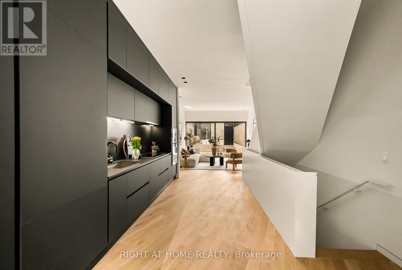 












44 FOXLEY STREET

,
Toronto (Trinity-Bellwoods),




Ontario
M6J1R1

