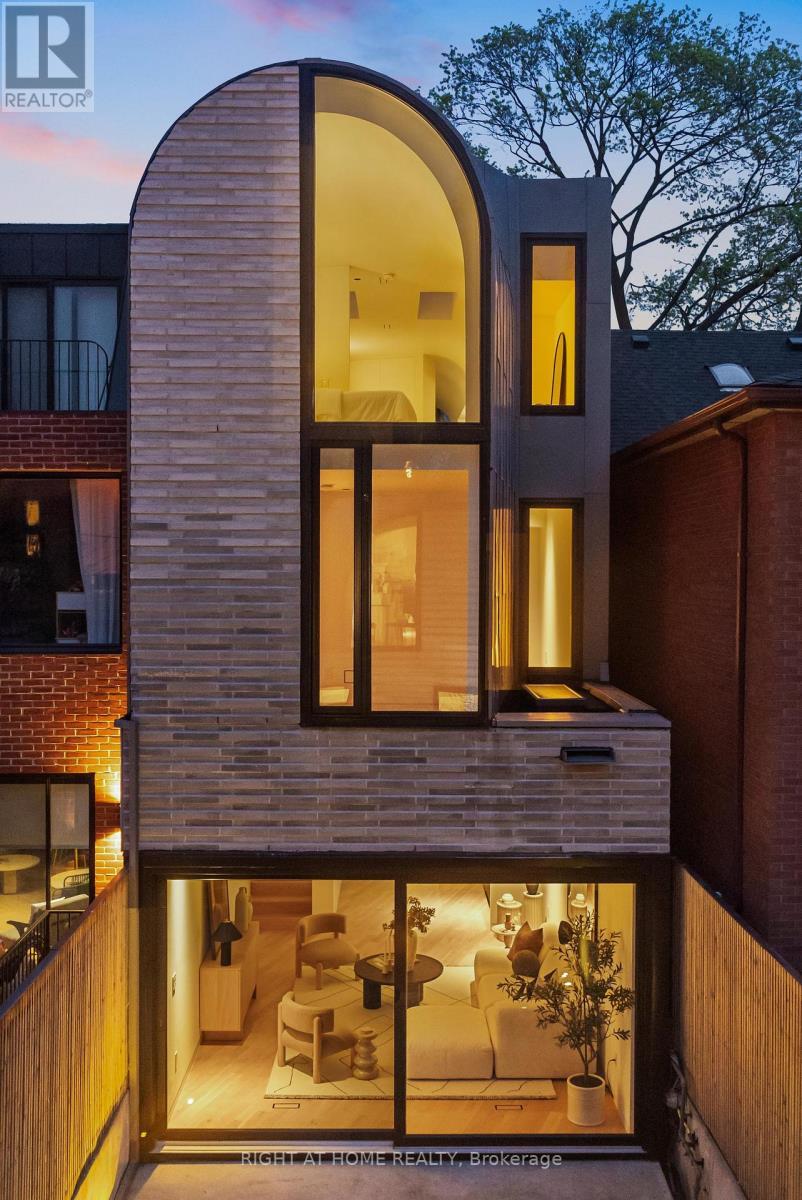 












44 FOXLEY STREET

,
Toronto (Trinity-Bellwoods),




Ontario
M6J1R1

