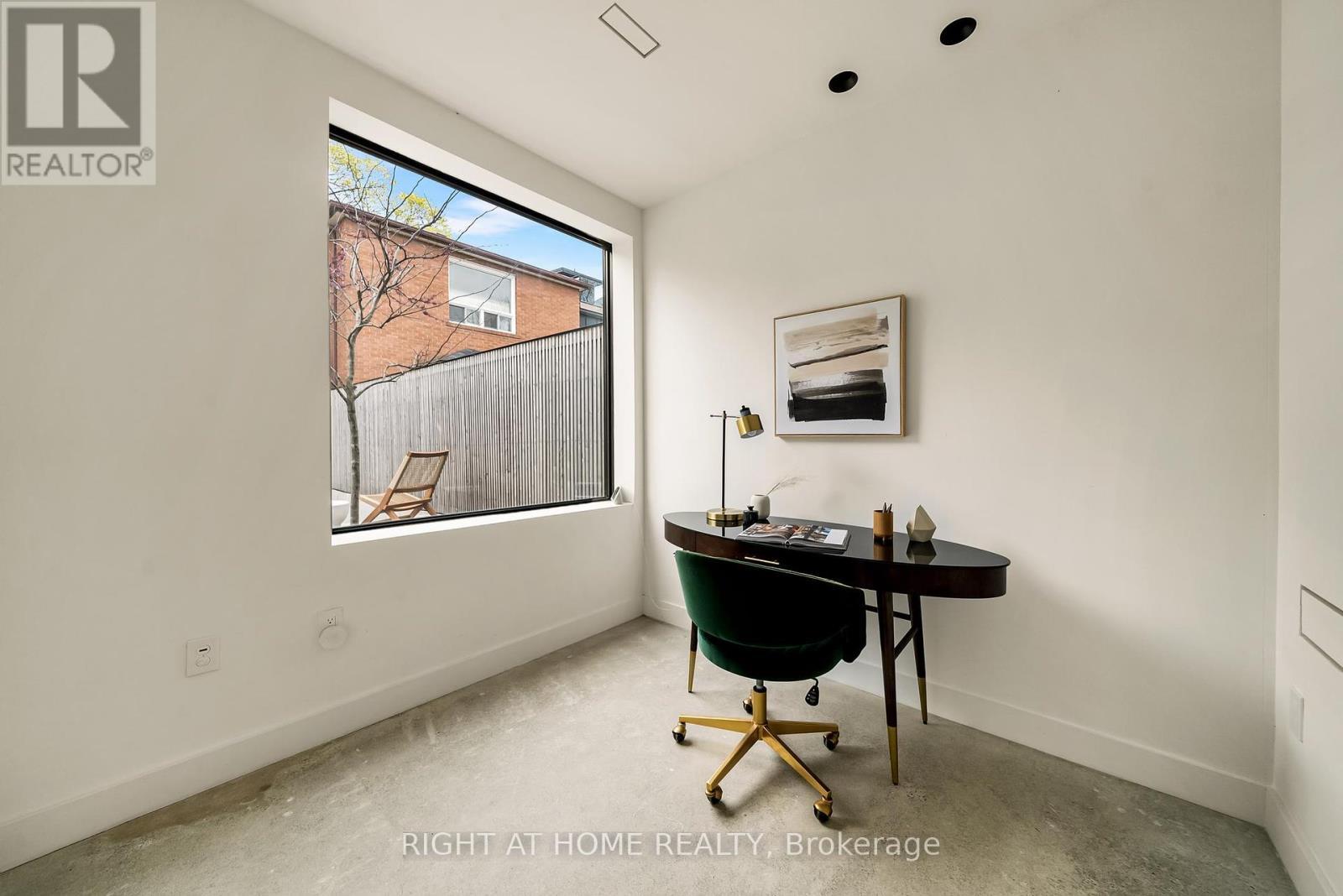 












44 FOXLEY STREET

,
Toronto (Trinity-Bellwoods),




Ontario
M6J1R1

