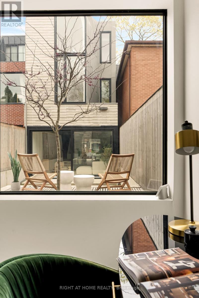 












44 FOXLEY STREET

,
Toronto (Trinity-Bellwoods),




Ontario
M6J1R1

