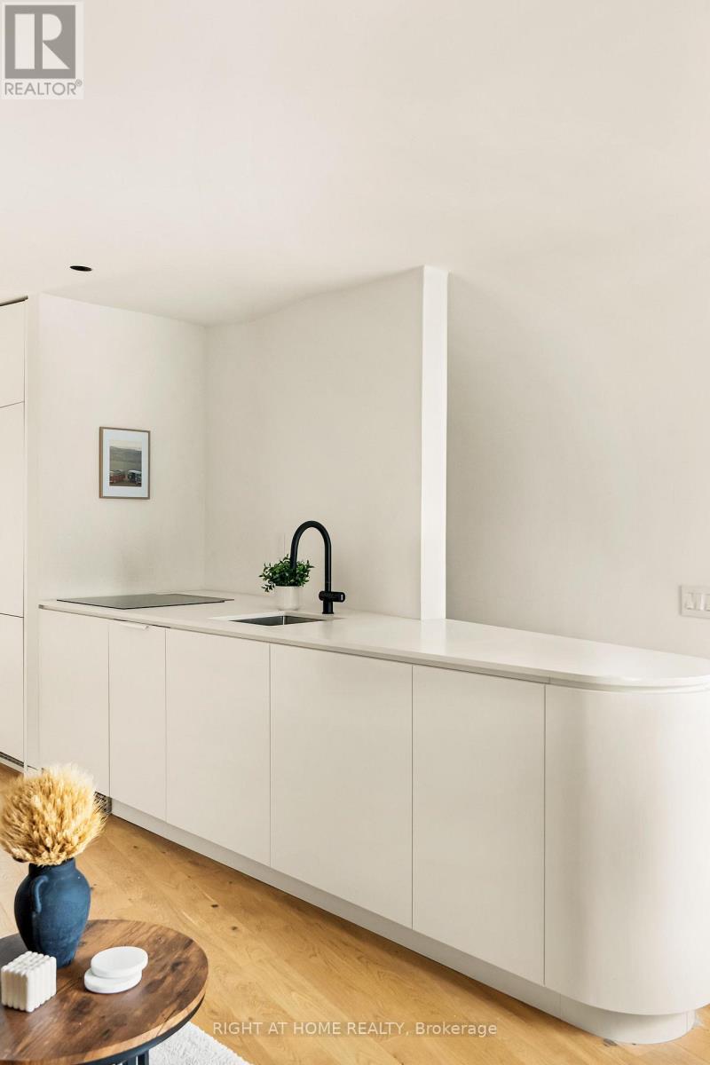 












44 FOXLEY STREET

,
Toronto (Trinity-Bellwoods),




Ontario
M6J1R1

