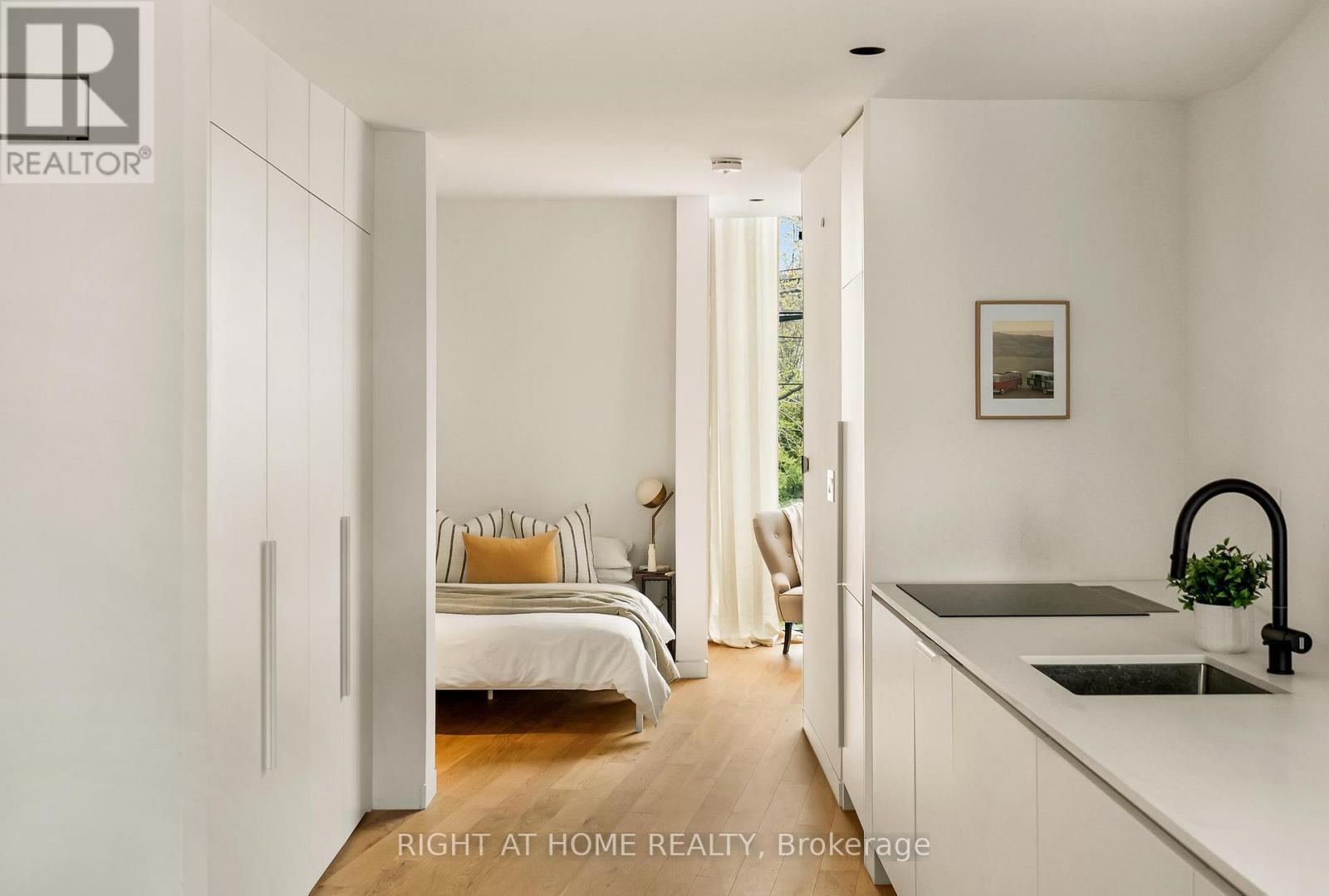 












44 FOXLEY STREET

,
Toronto (Trinity-Bellwoods),




Ontario
M6J1R1

