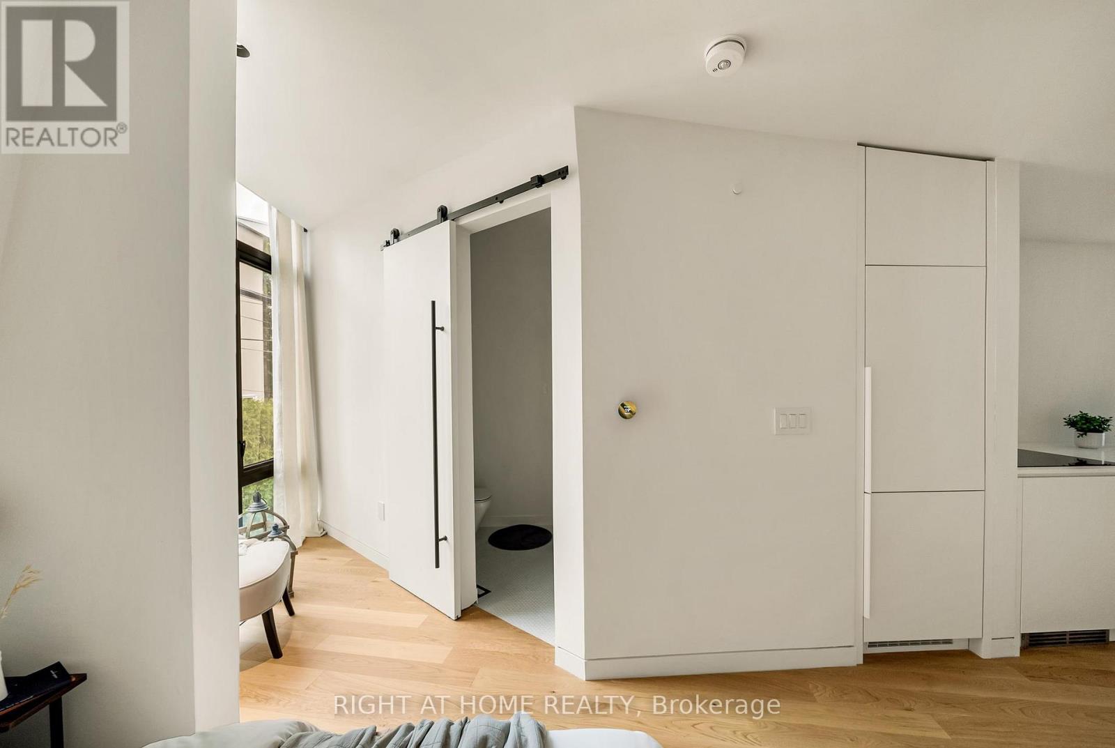 












44 FOXLEY STREET

,
Toronto (Trinity-Bellwoods),




Ontario
M6J1R1

