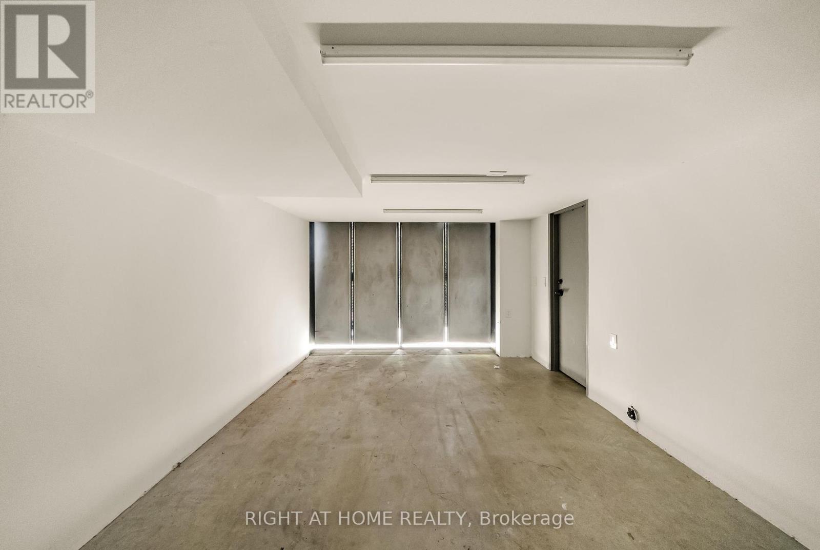 












44 FOXLEY STREET

,
Toronto (Trinity-Bellwoods),




Ontario
M6J1R1

