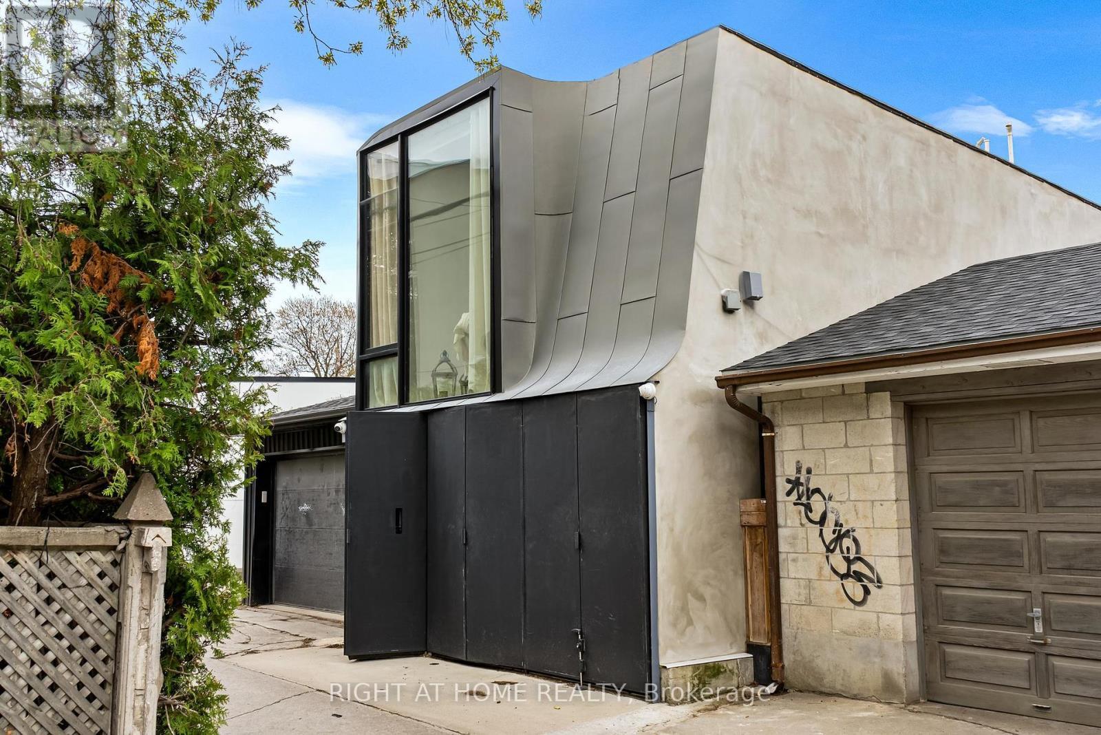 












44 FOXLEY STREET

,
Toronto (Trinity-Bellwoods),




Ontario
M6J1R1

