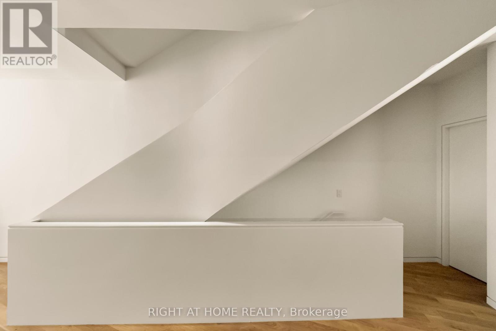 












44 FOXLEY STREET

,
Toronto (Trinity-Bellwoods),




Ontario
M6J1R1

