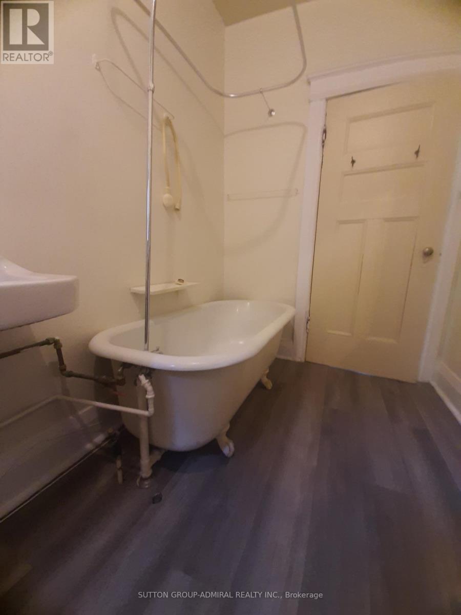 












3 - 1266 YONGE STREET

,
Toronto (Yonge-St. Clair),




Ontario
M4T1W5

