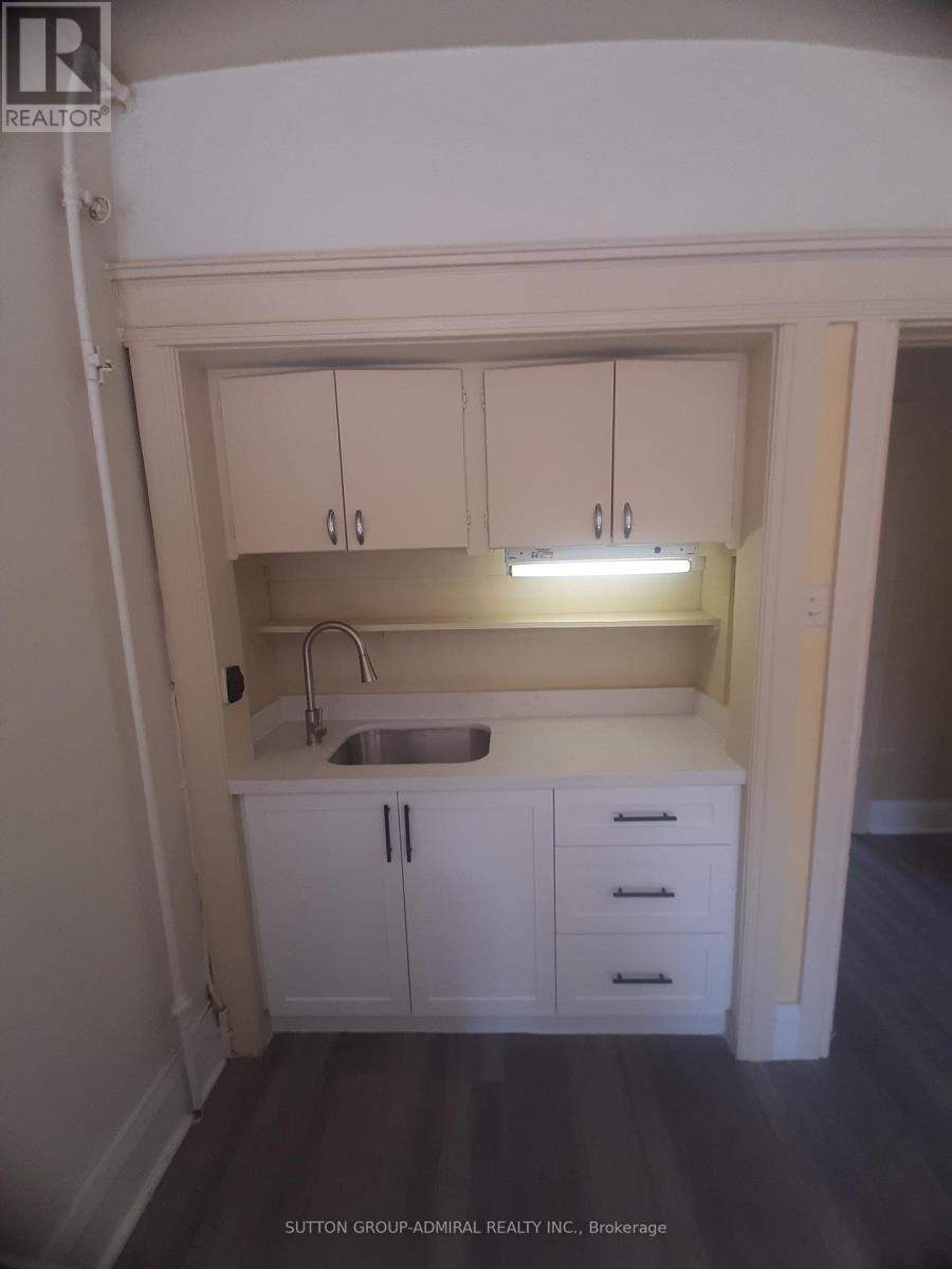 












3 - 1266 YONGE STREET

,
Toronto (Yonge-St. Clair),




Ontario
M4T1W5

