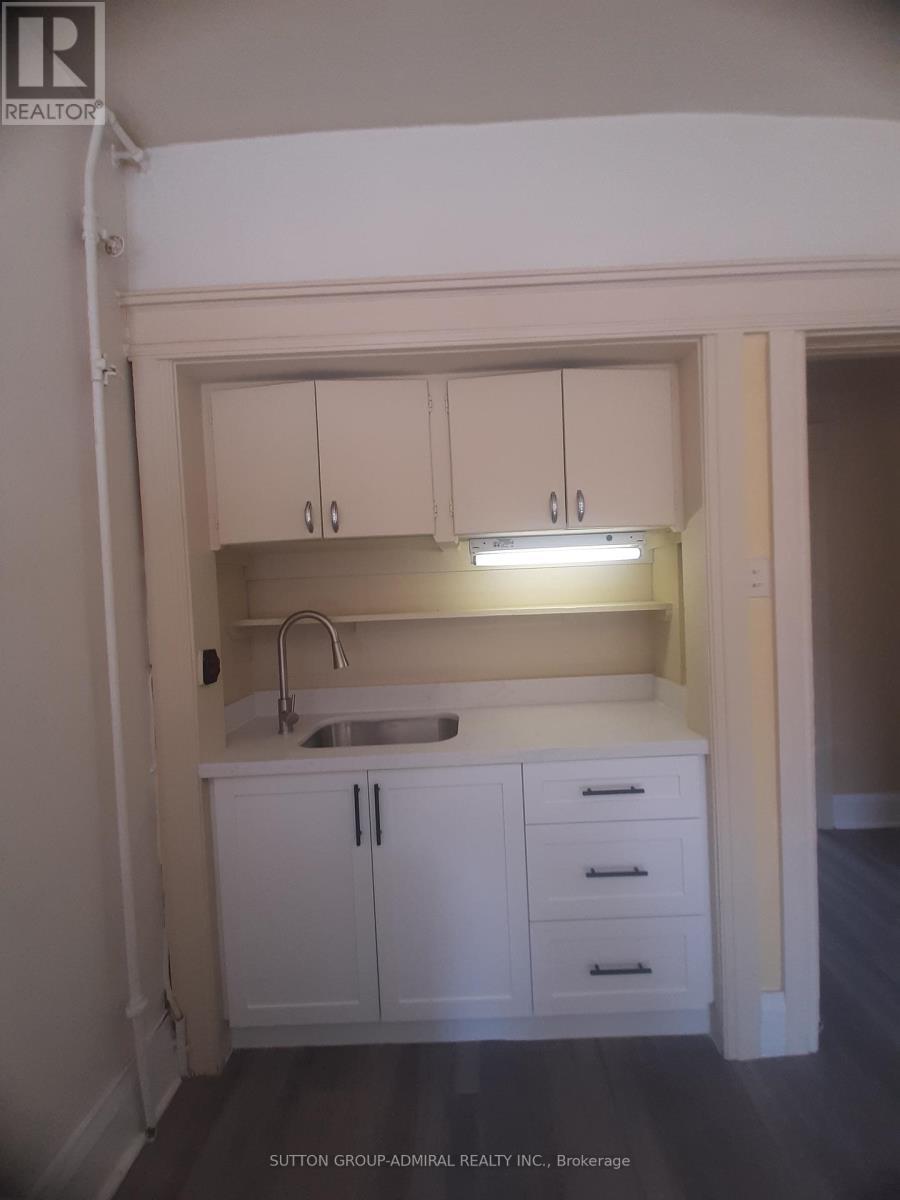 












3 - 1266 YONGE STREET

,
Toronto (Yonge-St. Clair),




Ontario
M4T1W5

